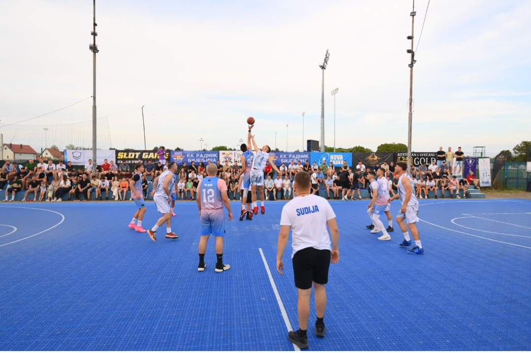 Počela Basket liga Bijeljine: Vrhunska košarka na terenu Radnika (FOTO)