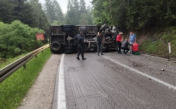 Teška saobraćajna nesreća kod Olova, jedna osoba povrijeđena, saobraćaj potpuno obustavljen