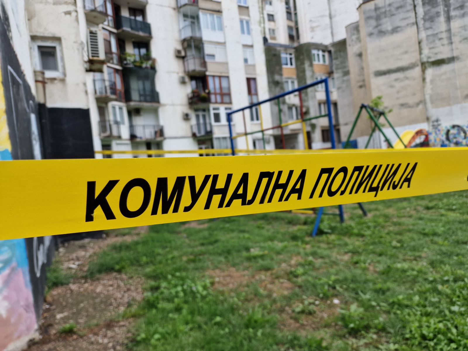 Nakon pisanja InfoBijeljina: Komunalci opasali trakom površinu na koju je sa zgrade padala fasada 