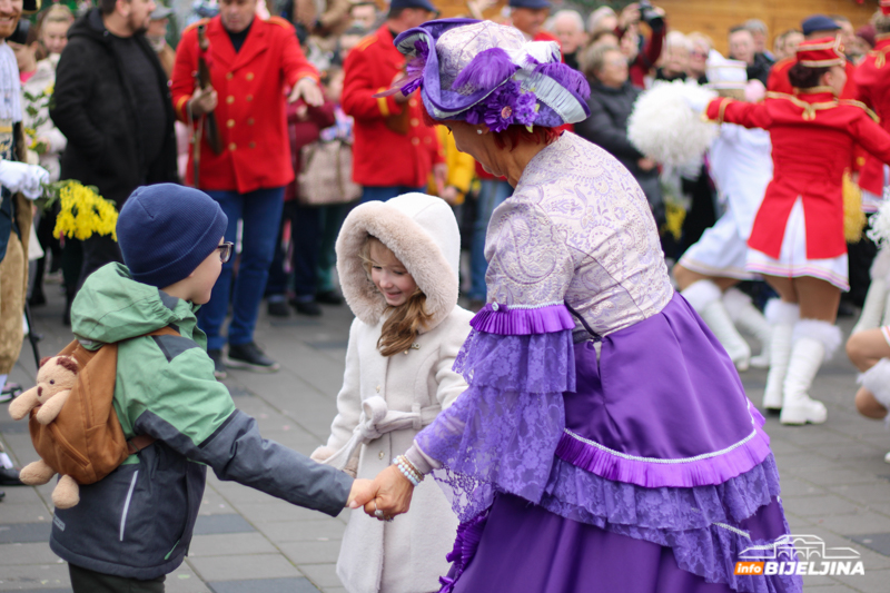 Defile mažoretkinja i klapa na trgu: 