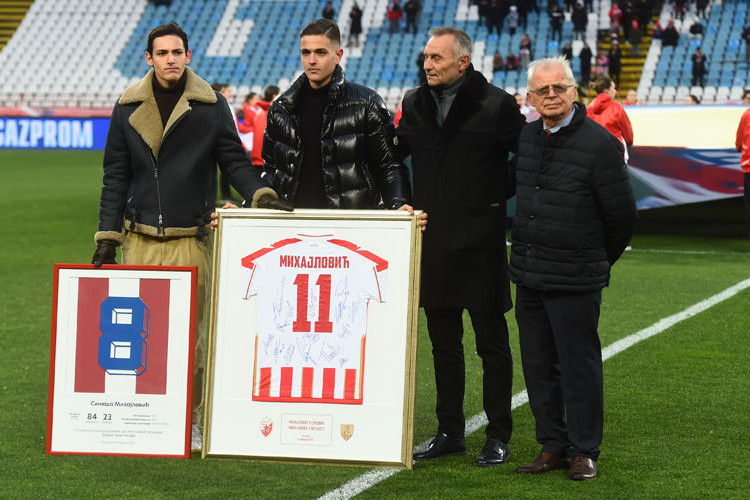 Zvezda i Vojvodina odali počast Mihajloviću, dresovi na poklom sinovima
