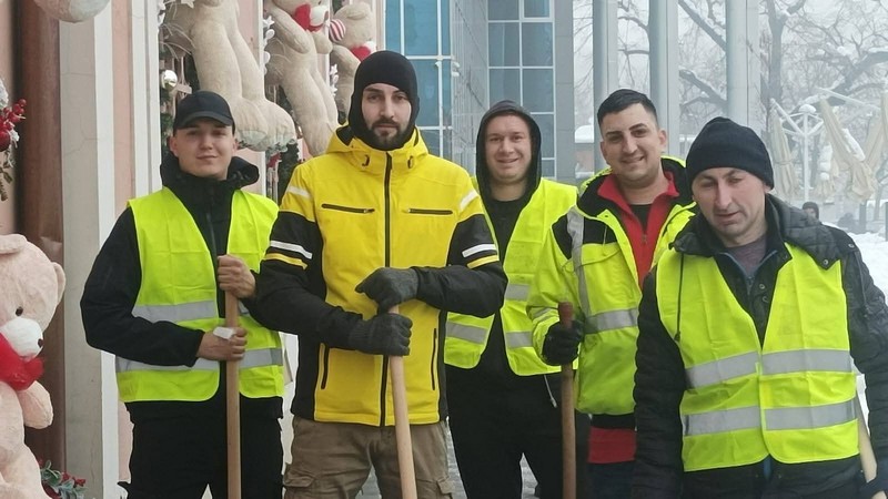 Gradonačelnik Ljubiša Petrović se uhvatio lopate, čistio snijeg u Bijeljini (FOTO)