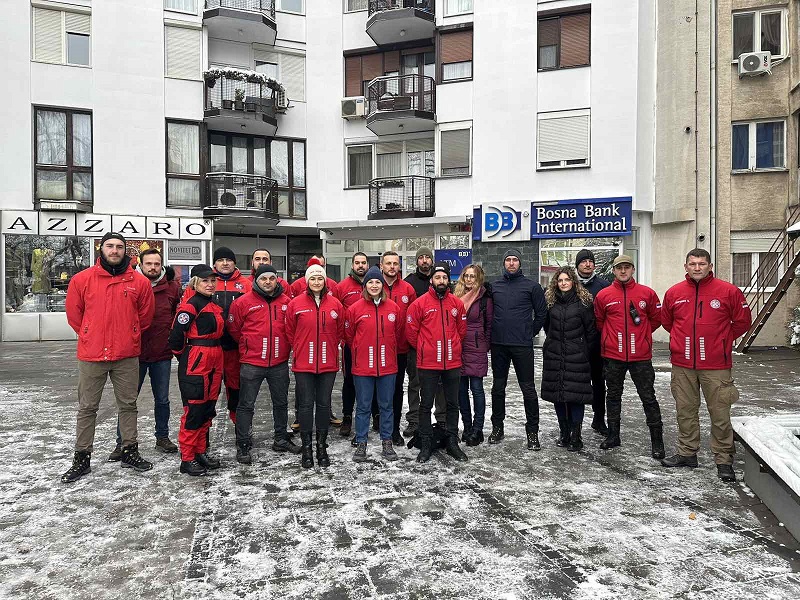 Zastava Srpske zavijorila se iznad bijeljinskih bijelih zgrada (FOTO)