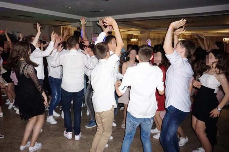 Učenicima u Srpskoj dozvoljene mature i ekskurzije