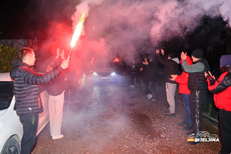 Emotivan doček za bijeljinske kik-boksere iz Abu Dabija: Prijatelji organizovali slavlje za oca i sina Rankoviće (FOTO)