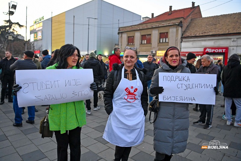 U Bijeljini skup podrške studentima: Tišina za 15 žrtava u Novom Sadu (FOTO)