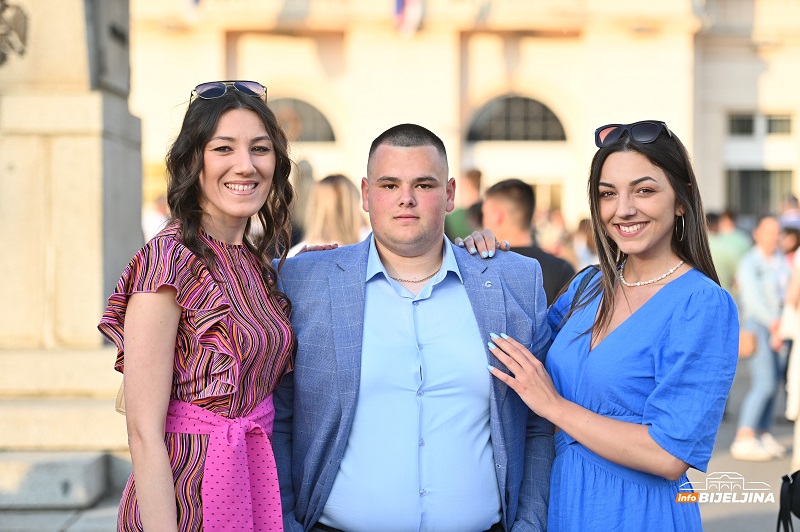 Ulicama Bijeljine večeras prodefilovalo 250 maturanata Poljoprivredne i medicinske škole (FOTO)