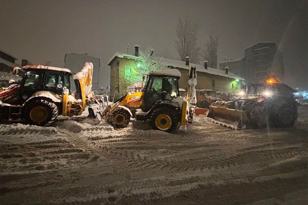 Snijeg neprestano pada u Sarajevu: U pomoć stiže mehanizacija Vodovoda
