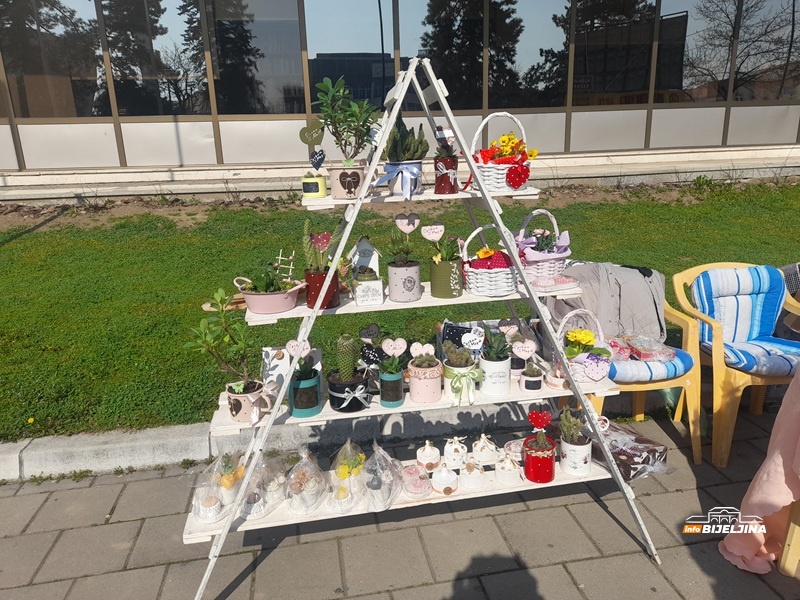 Bijeljinke prave i prodaju poklone za 8. mart: “Potrebno je mnogo ljubavi, strpljenja i vještine” (FOTO)