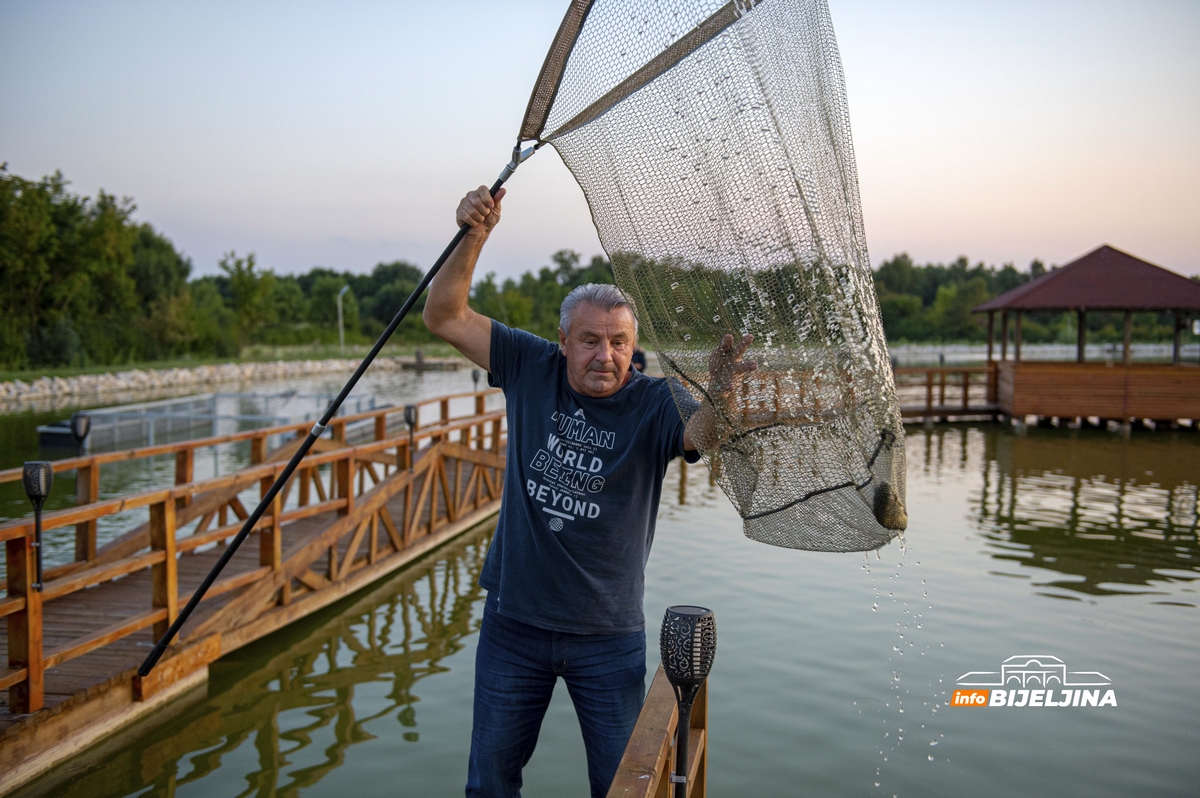 Mićo Čokić oplemenjuje rodno selo kod Šamca: Površinu obraslu šibljem pretvorio u impozantan kompleks