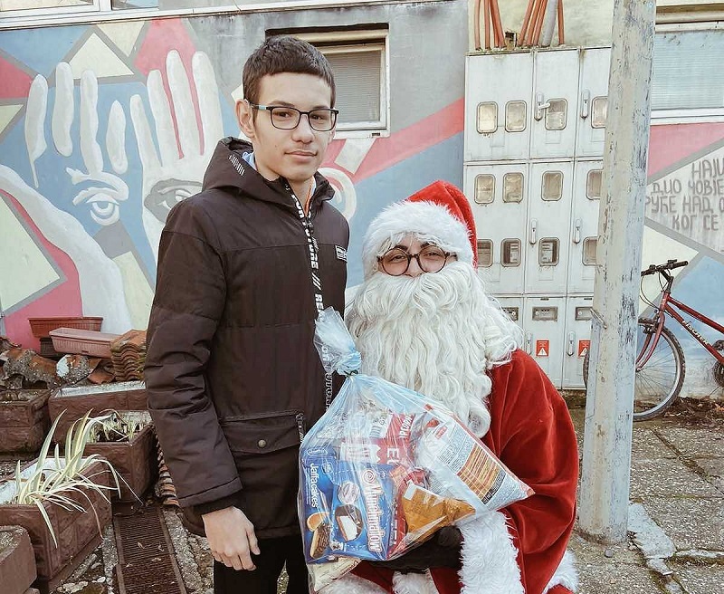 Mališane iz Udruženja gluvih i nagluvih regije Bijeljina obradovao Deda Mraz (FOTO)