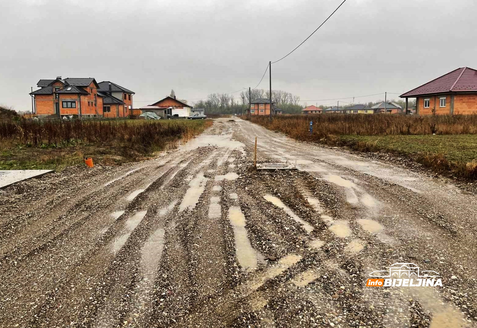 Mještani MZ Ledinci gube strpljenje: Kada ćemo dobiti obećani asfalt i bolju struju? (FOTO)