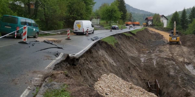 Vozači oprez: Otežan saobraćaj zbog klizišta i izlivanja vode na kolovoz