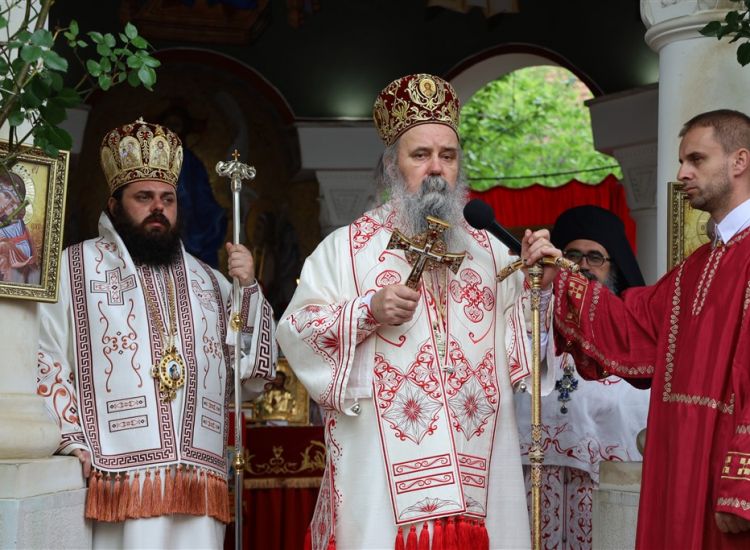 Obilježena slava manastira Svetog Vasilija Ostroškog (FOTO)
