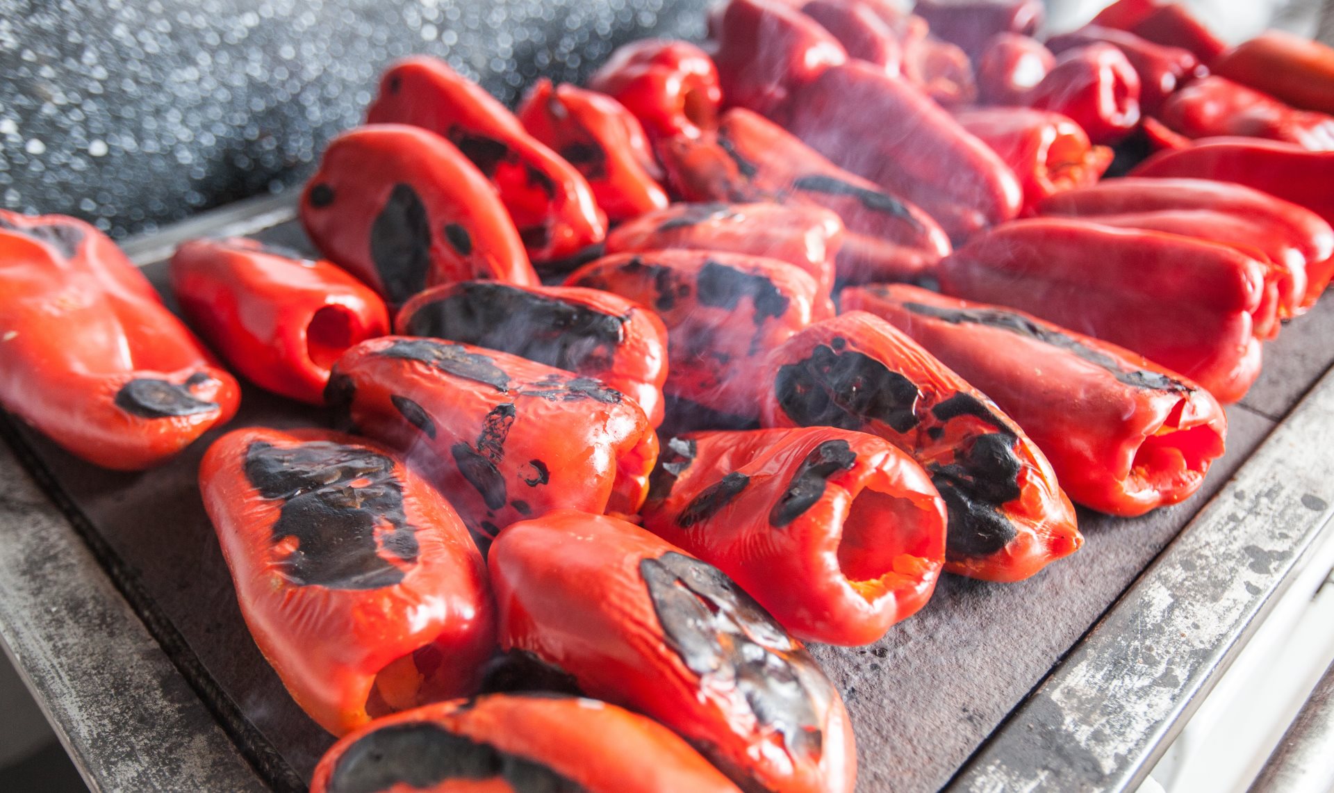 Kako najlakše oguliti pečene paprike: Trikovi baka koji štede vrijeme i čuvaju ukus