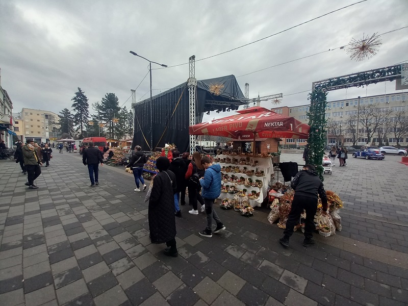 Božićne dekoracije glumca Vladana Čalije na bijeljinskom trgu (FOTO)