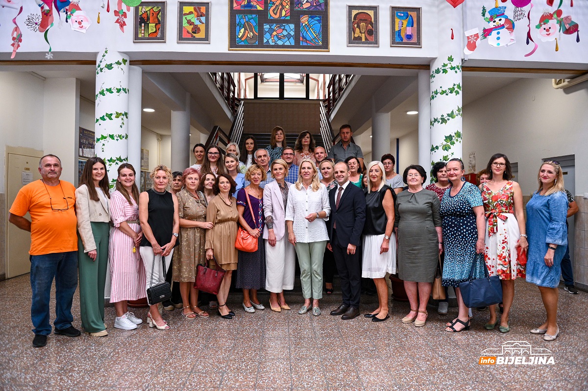 Predsjednik Srpske posjetila školu u Velikoj Obarskoj (FOTO)