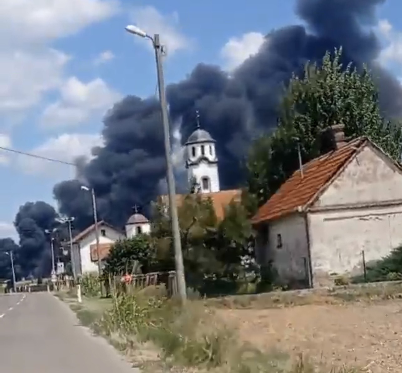 Požar u selu Brodac i dalje bukti, vatrogascima stiže ispomoć (FOTO) 
