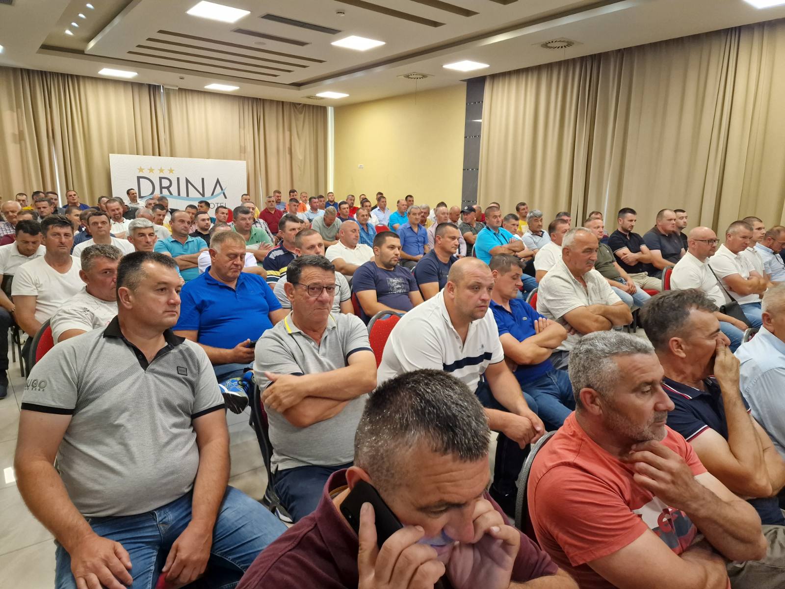 Dodik i Pašalić sa poljoprivrednim proizvođačima iz Semberije (FOTO)