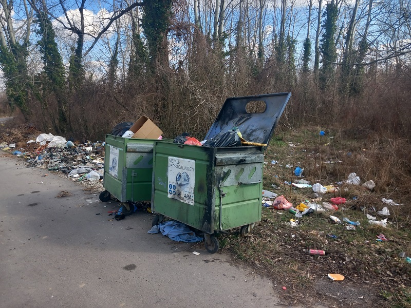 Ne pomažu ni kontejneri – u Amajlijama mini deponija u blizini Drine (FOTO)