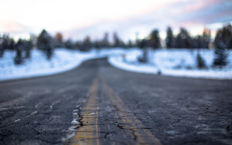 Poledica i ugažen snijeg otežavaju saobraćaj na više dionica