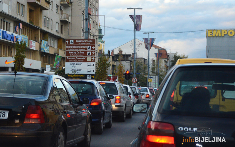 Pojačana frekvencija saobraćaja pred praznike, magla smanjuje vidljivost