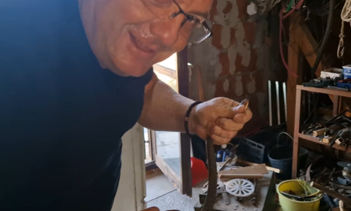 (VIDEO) Batrgala se i uvijala: Čuvenog golorukog hvatača UGRIZLA ZMIJA, nakon ujeda on prozborio samo ove riječi