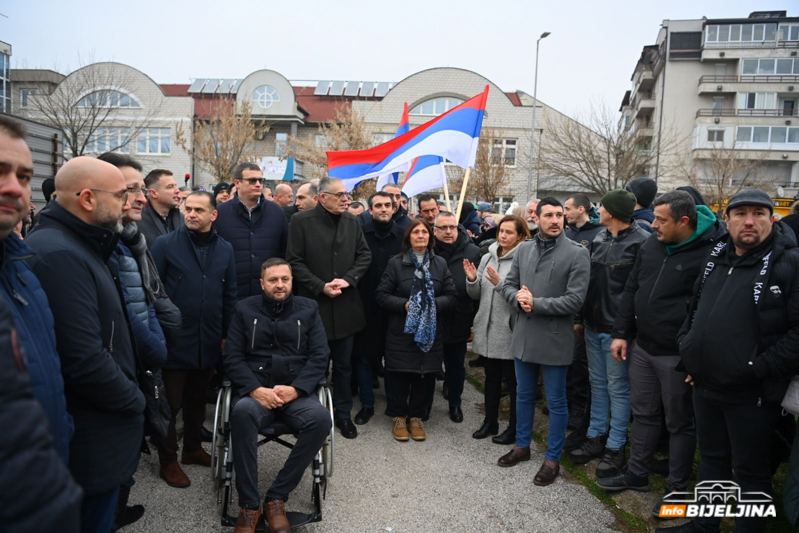 Protest u Bijeljini zbog hapšenja Petrovića: Ko je ušao u zgradu policije? (FOTO)