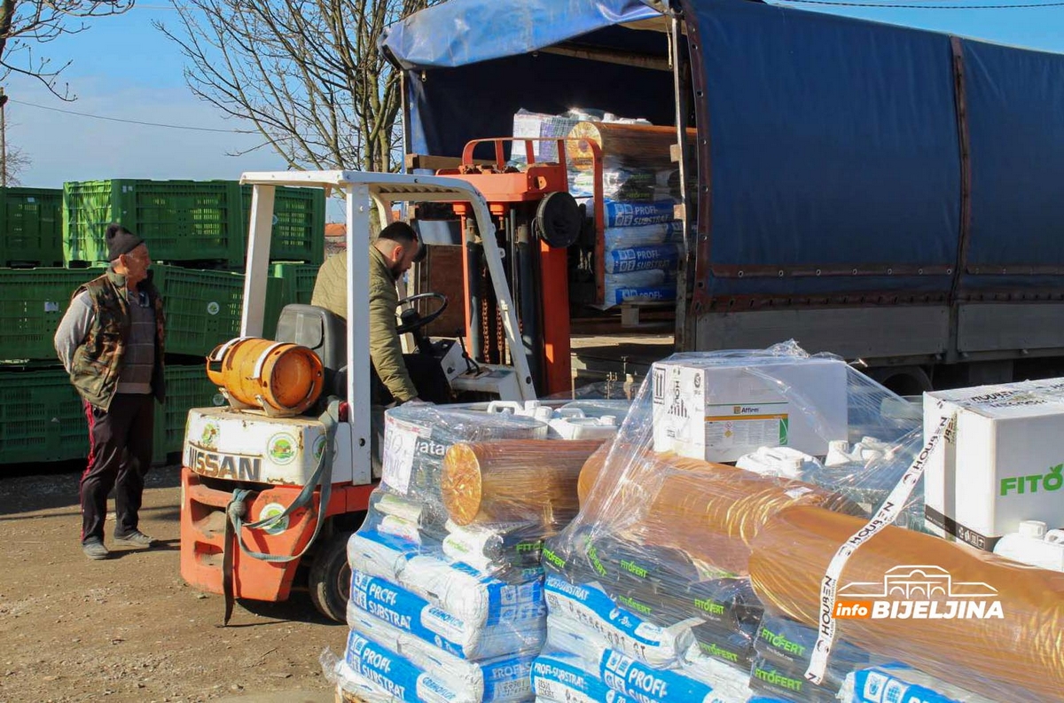 Paketi vrijedni 2.200 KM: Semberskim povrtarima subvencionisani materijal za sjetvu (FOTO)