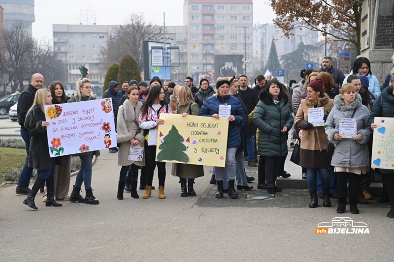 Bijeljina: Počeo protest radnika vrtića, gradonačelnik doveo šefove odjeljenja (FOTO)