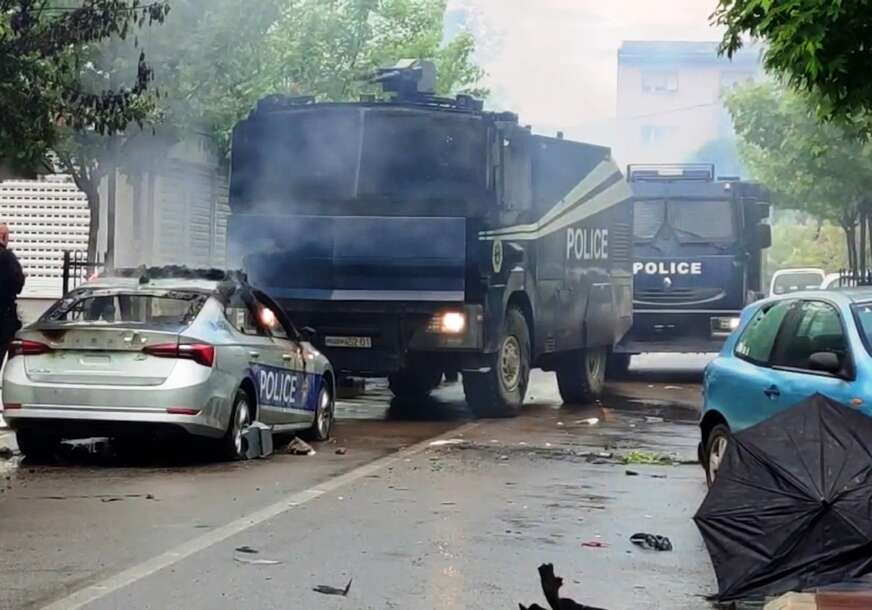 AMERIKA HITNO REAGOVALA Priština bez saglasnosti Kvinte nasilno upala u zgrade 4 opštine