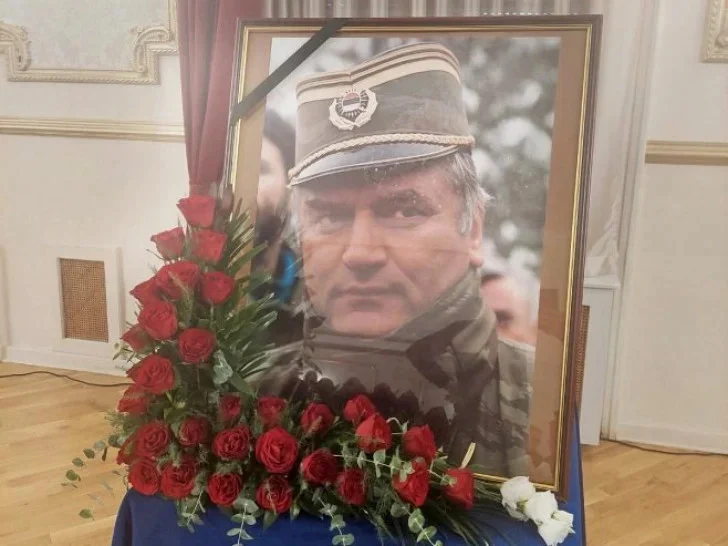 Danas sahrana Ratka Mladića: Generalu počasna paljba