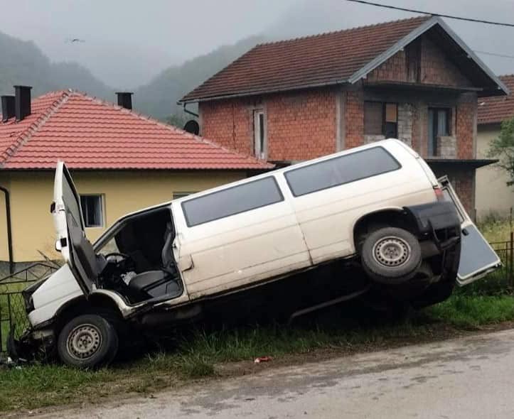 Sletio kombi sa radnicima, sedmorica povrijeđenih