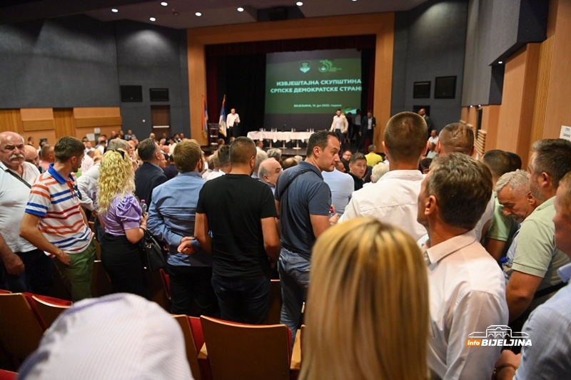 “Vodi stranku sad sam”: Pogledajte svađu SDS-ovaca u Bijeljini /FOTO; VIDEO/
