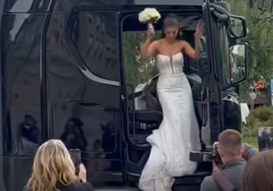Lijepa mlada stigla na vjenčanje KAMIONOM, trubači doveli atmosferu do usijanja