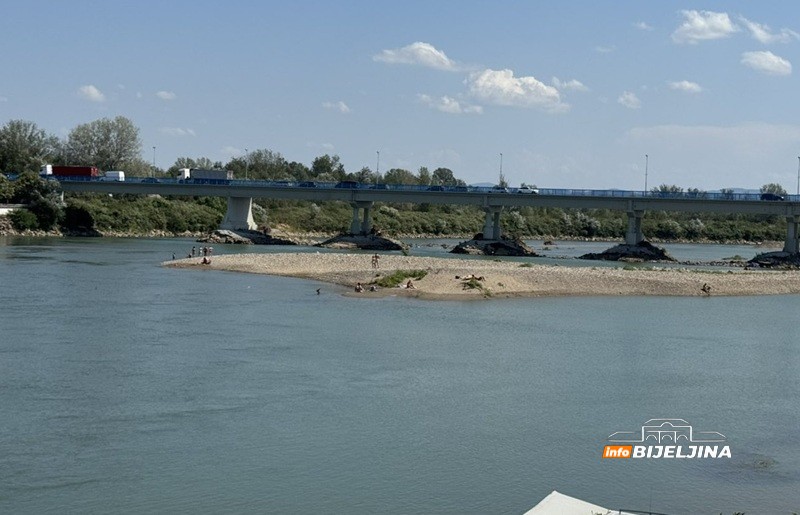 Spas od vrućine: Bijeljinac u Drini rashladio i sebe i konja (FOTO, VIDEO)