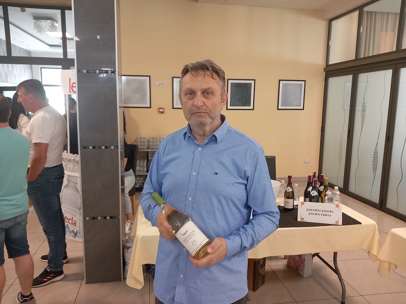 Otvoren „Regio wine trails festival“ – Bijeljinci uživaju u vrhunskim vinima (FOTO)