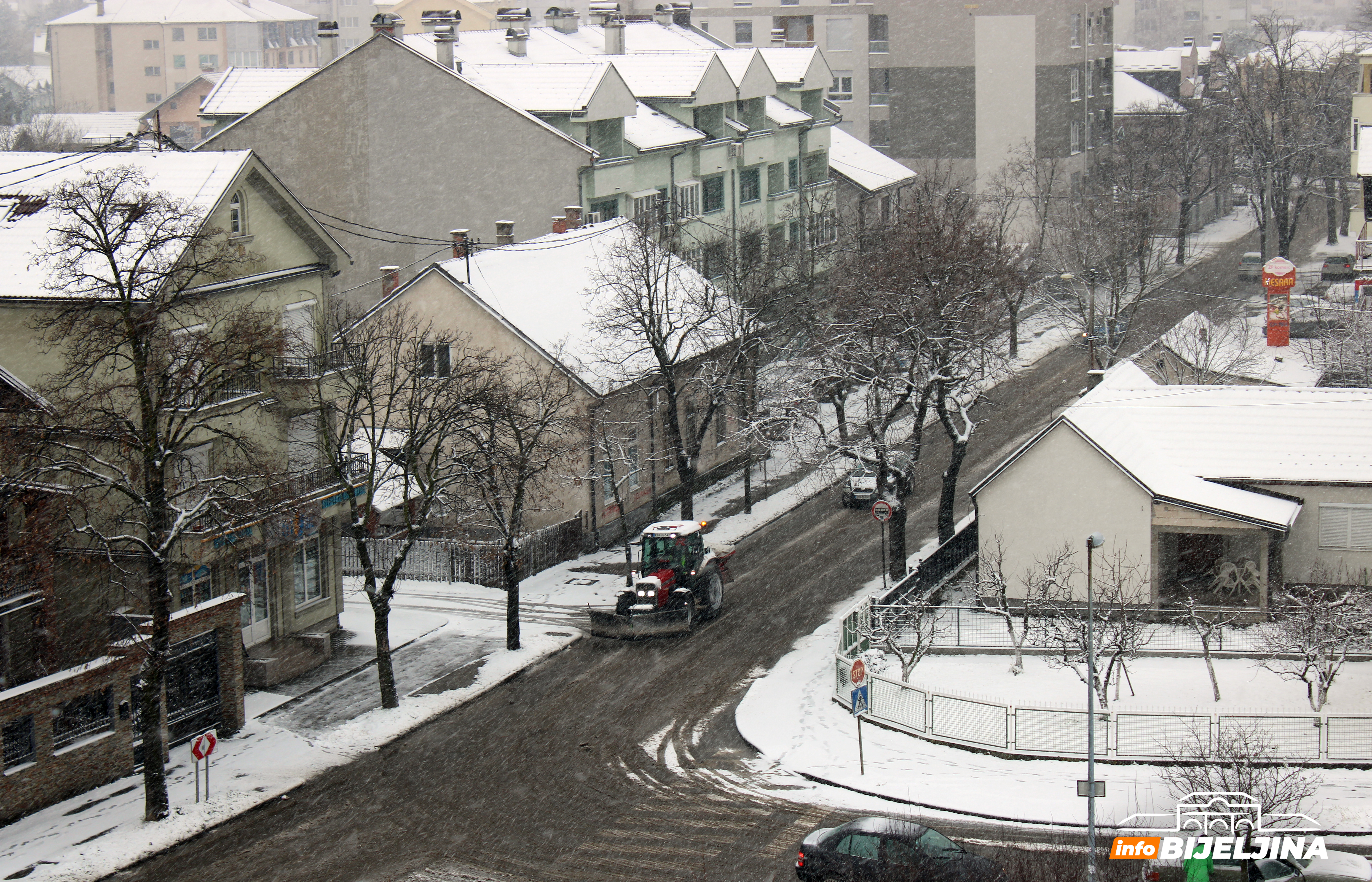 Snijeg na kolovozu, oprez zbog poledice, magle i odrona