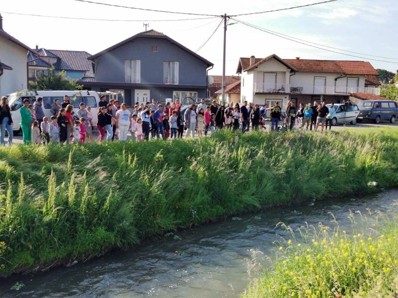 Romska zajednica u Bijeljini proslavila Đurđevdan: Venčići bačeni u Dašnicu uz želje za ljepše dane
