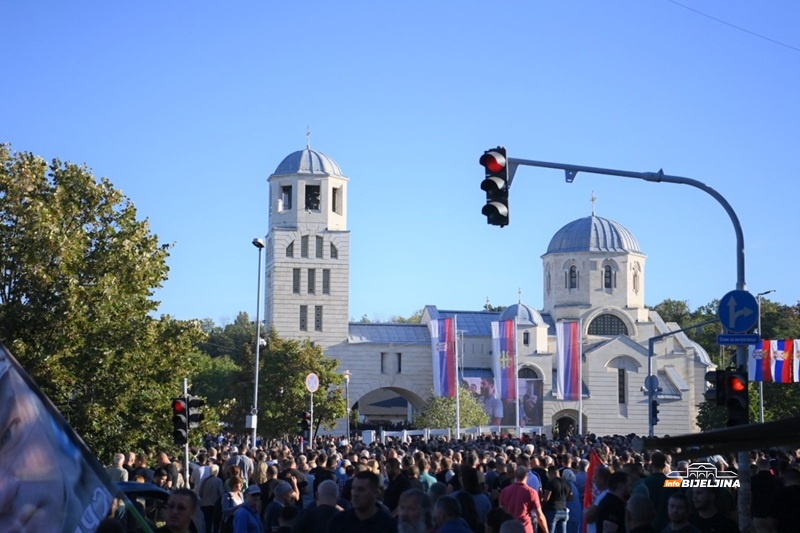 Počeo posljednji ispraćaj Ratka Mladića: Velika kolona građana ispred crkve u Beogradu (FOTO)