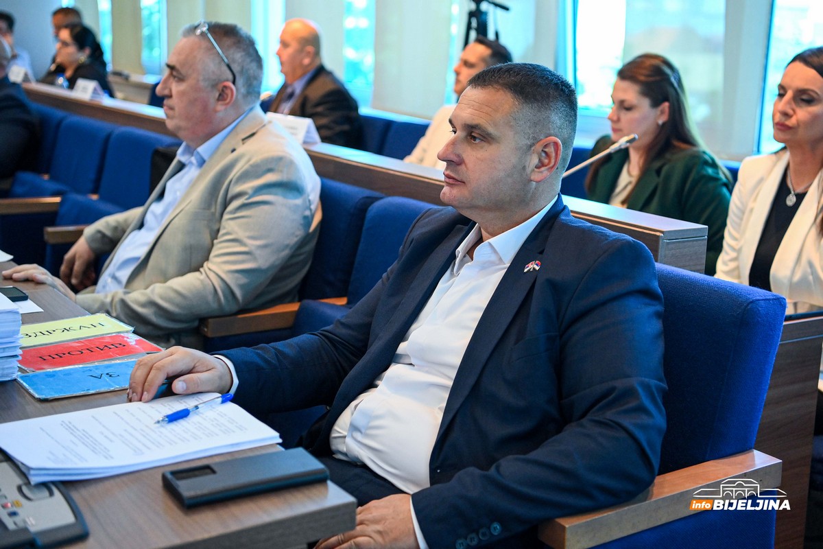 “Ćutolozi” u Skupštini Grada Bijeljina: Četiri odbornika se nijednom nisu javila za riječ (SPISAK)
