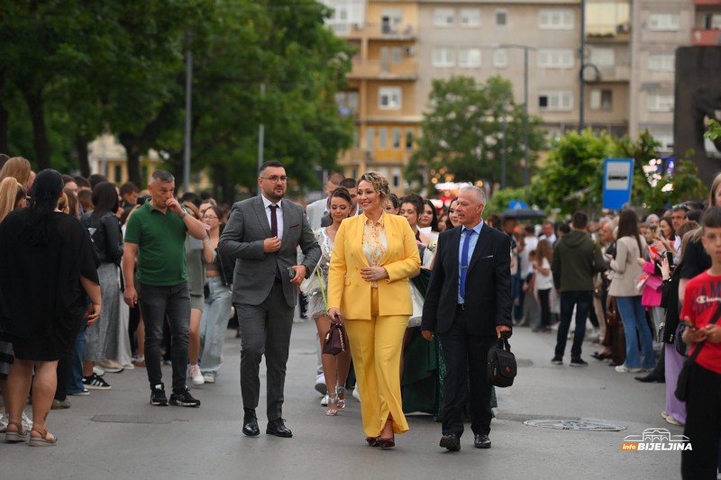 Maturanti Poljoprivredne i medicinske škole Bijeljina zablistali gradskim ulicama (FOTO)