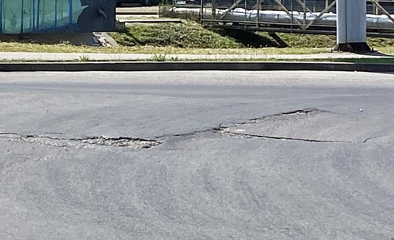 Bijeljina: Izbočina u kružnom toku stvara probleme vozačima, jedino je nadležni ne vide (FOTO)