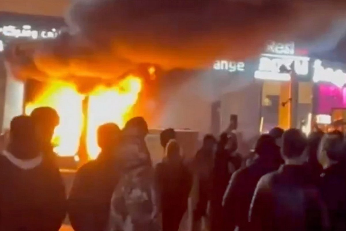 Haos u Iranu: Demonstranti zapalili džamiju u Teheranu