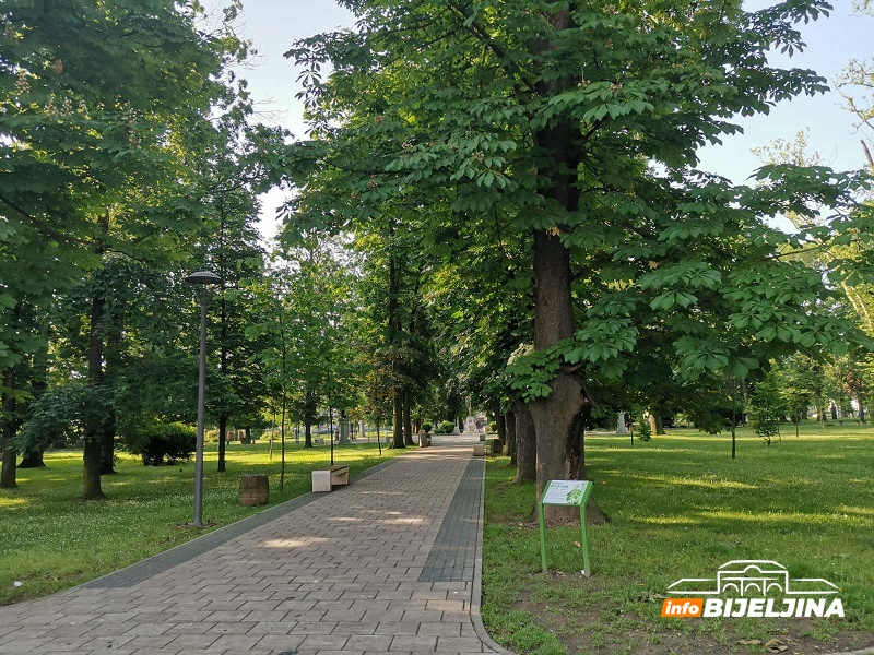 Mladi ekolozi uređuju gradski park:  