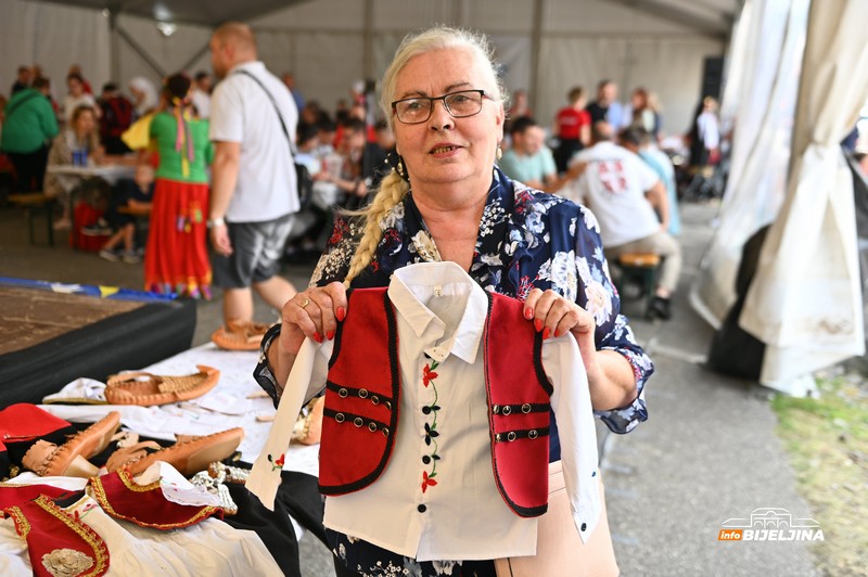 Mira iz Laktaša jedina u BiH izrađuje opanke, a napravila je i jednu zanimljivu kombinaciju! (FOTO)