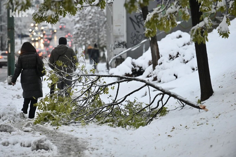 Snijeg u Sarajevu napravio haos: Lomljena drveća, srušene tende i saobraćajni udesi