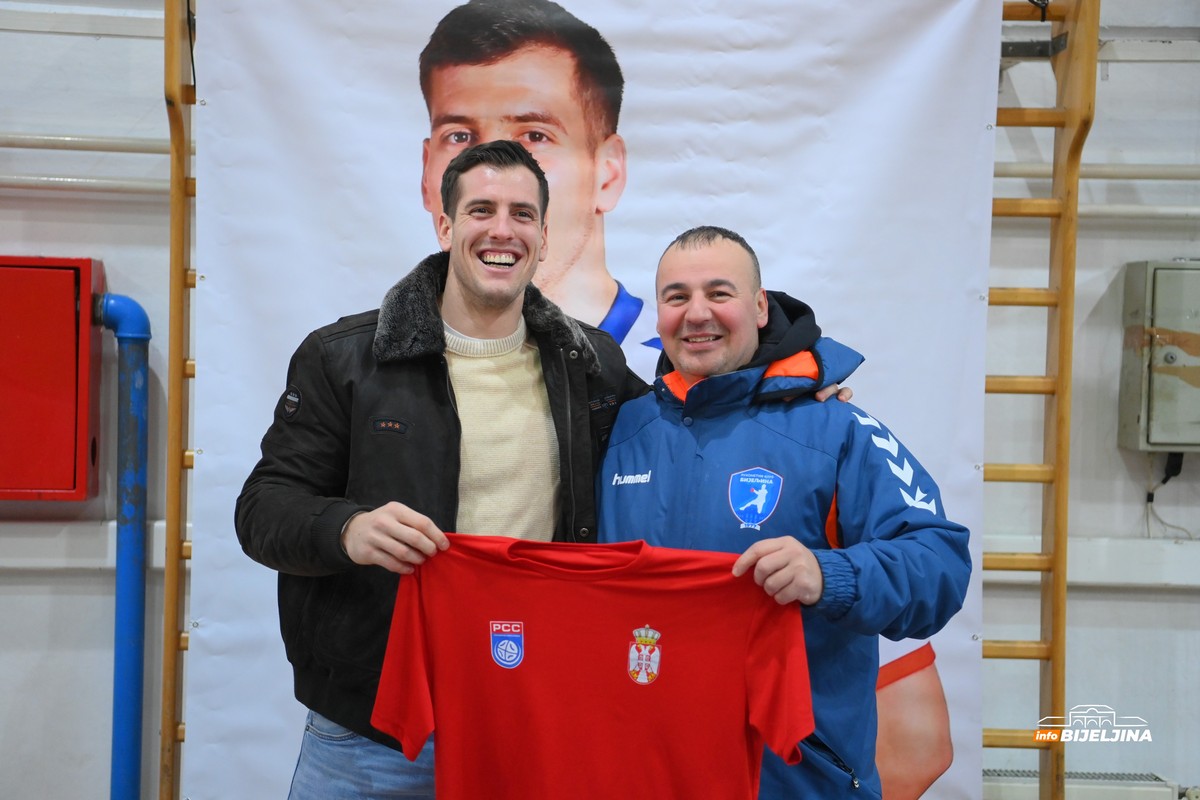 Rukometaši RK “Bijeljina” iznenadili Marka Jevtića: Susret pun emocija (FOTO)