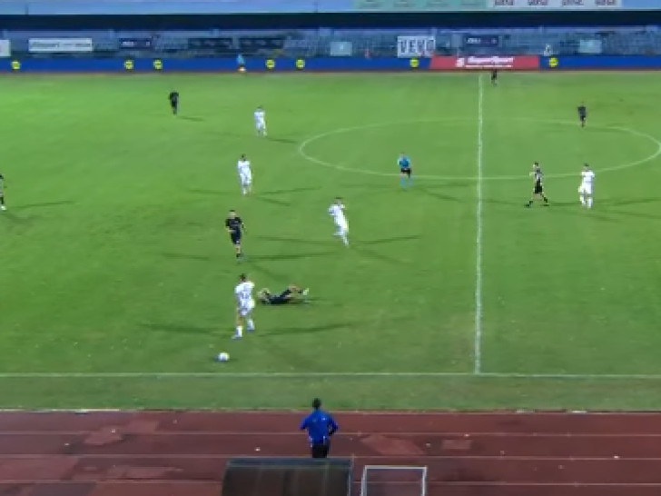 Na terenu proveo samo 17 sekundi: Ovo je jedan od najluđih crvenih kartona (VIDEO)