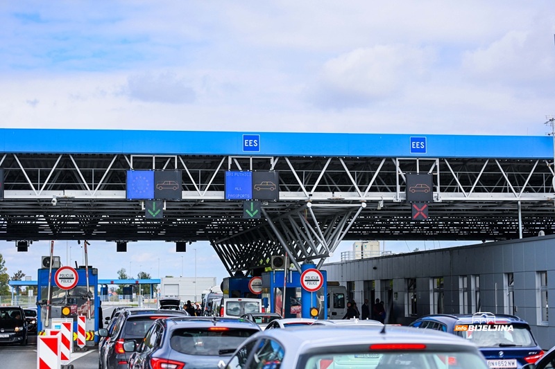 Pojačan saobraćaj na ulazu u BiH iz Hrvatske, zadržavanja do 30 minuta